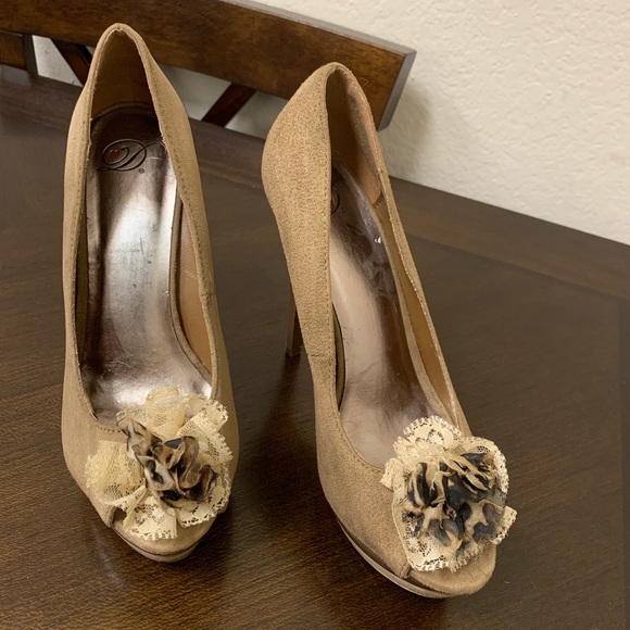 Peep toe platform heel with leopard/lace bow. - Picture 2 of 7